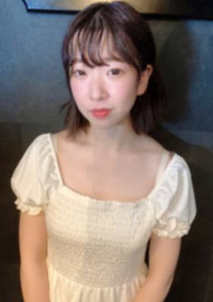 色白美乳Eカップの現役３年生。田舎育ちのおっとり小動物系なのに膣内からは大量の愛液が溢れ落ちる。ぷるんぷるんに揺れるおっぱいを眺めながらこっそり半分中出し。