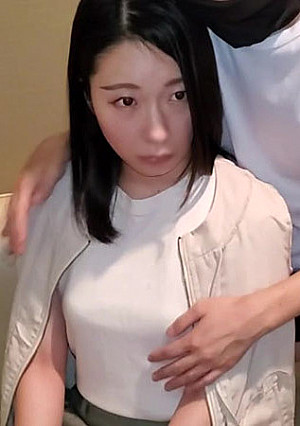 【顔晒し】スレンダー色白な清楚妻。友人を呼んで複数人で公衆トイレで無理やり犯す。特典で顔晒しの3P映像を配布してます。(2作品合計84分)