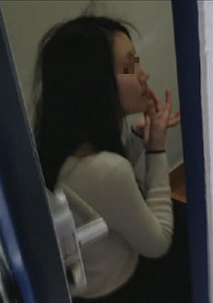 初融資【個人】社宅妻を子供が寝てる横で勝手に中出し。玄関開けて晒した奥さんに口内射精