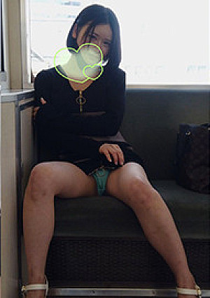 電車内でパンティ露出　染み付きパンチラで挑発してくるエッチなお姉さん