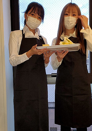 バイト仲間のカフェ店員・黒髪のあの子と巨乳のあの子と3P※オープン記念特価明日まで