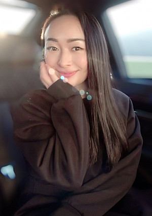 「近所にこんな奥様いませんか？」綺麗系の美魔女妻と白昼の車内不倫へ・・真っ赤な口紅がよく似合うエロ顔に勢いよく大量射精