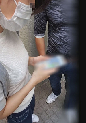 騙し訪問４P【個人】親友宅前に連れて行き知らずに玄関開け、３人の男に押入られ即２名の若ママを犯し中出しで同日に孕ませる。