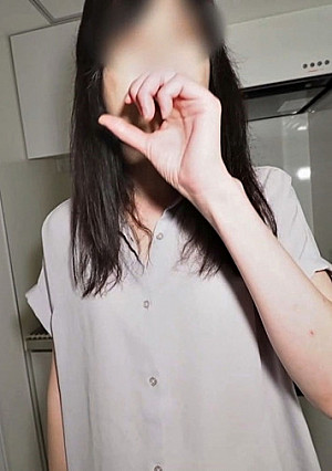 独占販売 1本のおまけ動画あり 【無修正ｘ個人撮影】若い男と不倫をしたい強欲妻が、不倫相手に会う為に旦那を寝落ちさせて自宅に呼び出し。旦那が寝ているアパートの浴室で大胆SEXで欲を満たす人妻