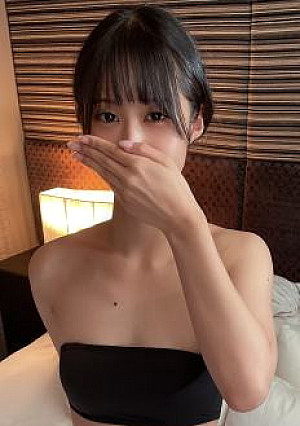 9万人のフォロワー数を持つ現役モデル。超絶スレンダー美女の未処理マンコからは蜜のように大量に溢れる愛液。白く細い首筋に艶やかな鎖骨、抜群のプロポーションを眺めながら大量中出し。