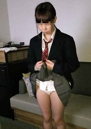 私立女子校①幼い体型の少女をパンツ売るだけの約束を破り性行為