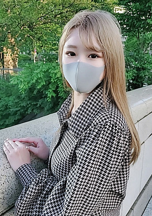 【個数限定！！無修正】イ◯スタに卑猥な自撮りを載せガールズバーに客を寄せて生計を立てる現役金髪女子大生に中出し！！