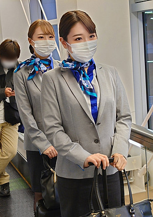 美しい現職ＣＡ。勤務中を隠し撮り。下ろした髪型が可愛い私服姿でデート、カラオケ店でいたずら。美しい制服姿で４Ｐ大乱交。【限定発売】