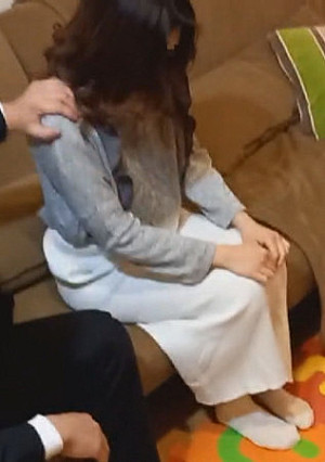 夫を信じ続けながら耐える人妻【個撮】子共と遊ぶプレイマットの上で犯し、孕ませ中出し