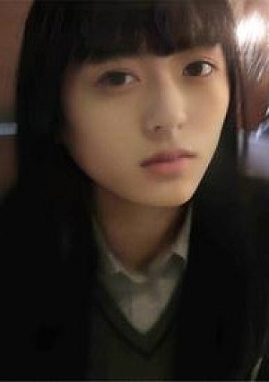 栗山◯明似の薄幸少女に臭い足を舐めさせて、無言で中出しのハメ撮り動画