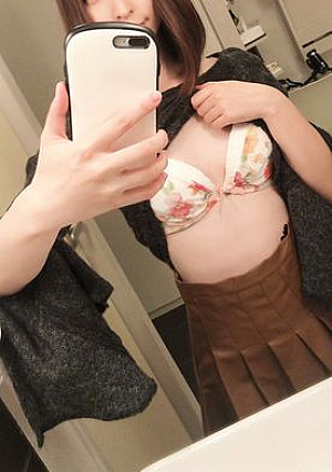 独占販売 ※訳あってサンプルは顔を隠してます【４K撮影】本編顔出し【つるつるパイパン】【結婚歴2年】生活費を工面するため夫以外のチンポを初挿入ｗ欲求不満すぎる人妻とパコパコ→びしょ濡れマンコに勝手に生ハメ中出し