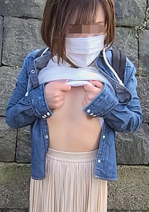 【特典2： 残り５日】子供と遊ぶスナックママを自宅に戻らせ母親から女へ。【個人】誰もいない家の中で他人棒に喘ぎながら膣奥へ中出し　帰宅した子供に隠れてさらに。。。