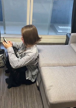 独占販売 大人気！2連続口内発射w知り合いのギャルに自宅でフェラさせていたらいきなり友達が来たので口止めさせる代わりに友達にもフェラさせましたww