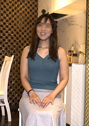 【顔出し】真面目な教育ママ38歳♀生肉棒で膣奥ド突かれて理性ぶッ飛び…「エッチなママでごめんね……でも感じちゃうッ…！//」